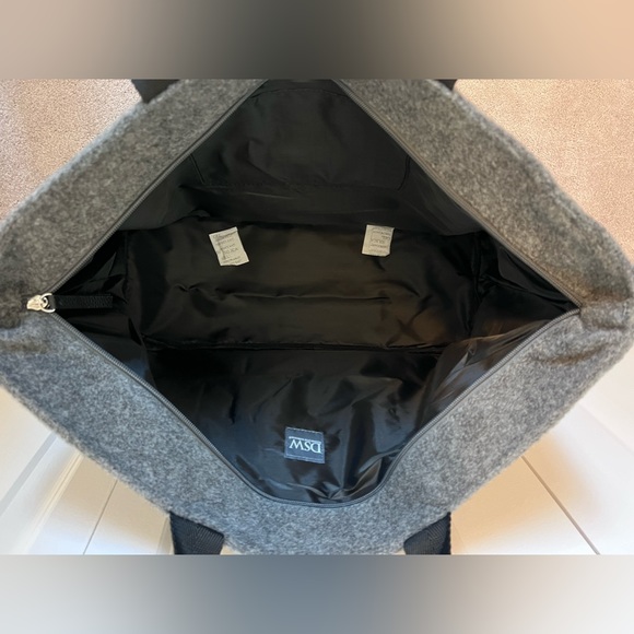 Travel tote with shoe compartment. Zip top - Picture 3 of 5